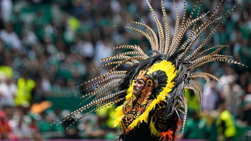 Un artista durante la ceremonia de inauguración del Mundial 2026 previo al partido entre el...