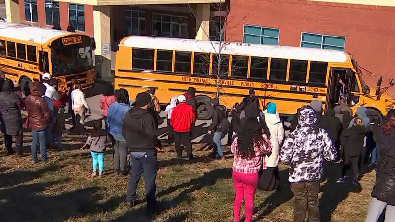 Padres aguardan por sus hijos par reunifircarse luego del tiroteo en Antioch High School