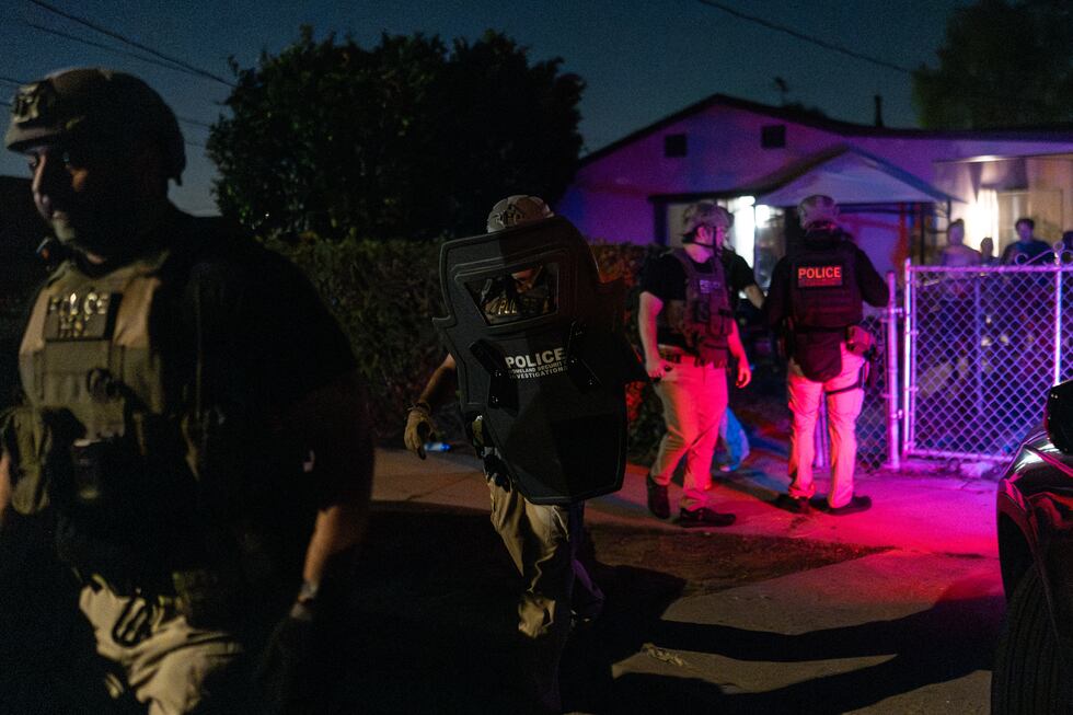 Agentes de Investigaciones de Seguridad Nacional salen de una residencia después de arrestar a...