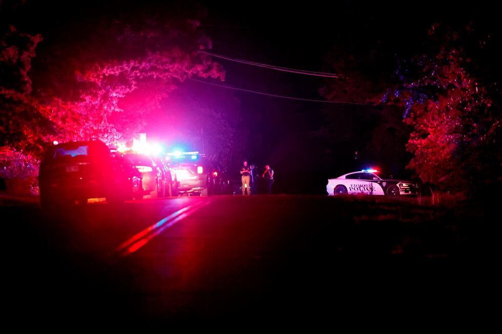 Policías cortan una zona cerca del S. Air Depot boulevard en Edmond, Oklahoma, tras un tiroteo...