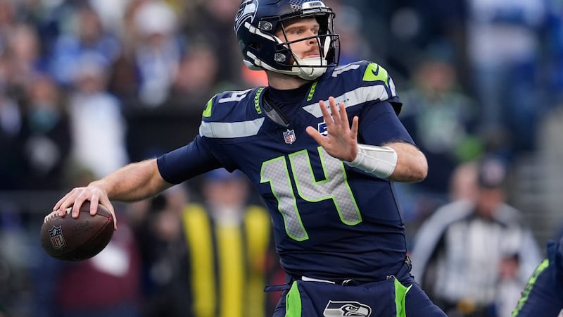Sam Darnold, quarterback de los Seahawks de Seattle, lanza un pase durante la primera mitad...