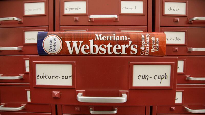 ARCHIVO- Un diccionario Merriam-Webster sobre un cajón de citas en las oficinas de la...