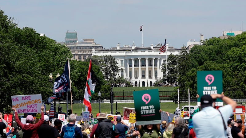 El helicóptero Marine One, con el presidente Donald Trump a bordo, despega del jardín sur de...