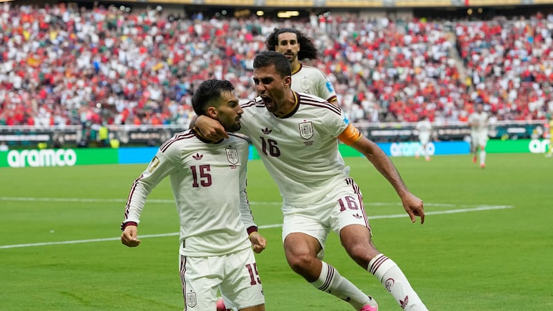Alex Baena (izquierda) festeja tras anotar un gol para España en el partido contra Uruguay en...