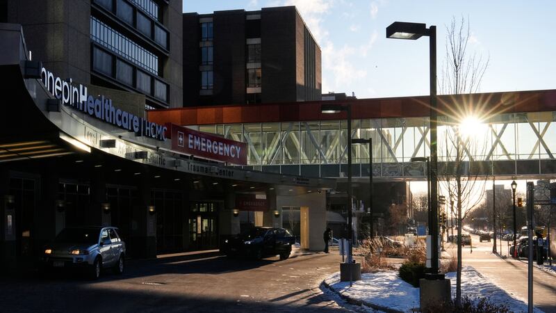 Vista de las urgencias del Centro Médico del Condado de Hennepin, el 30 de enero de 2026, en...