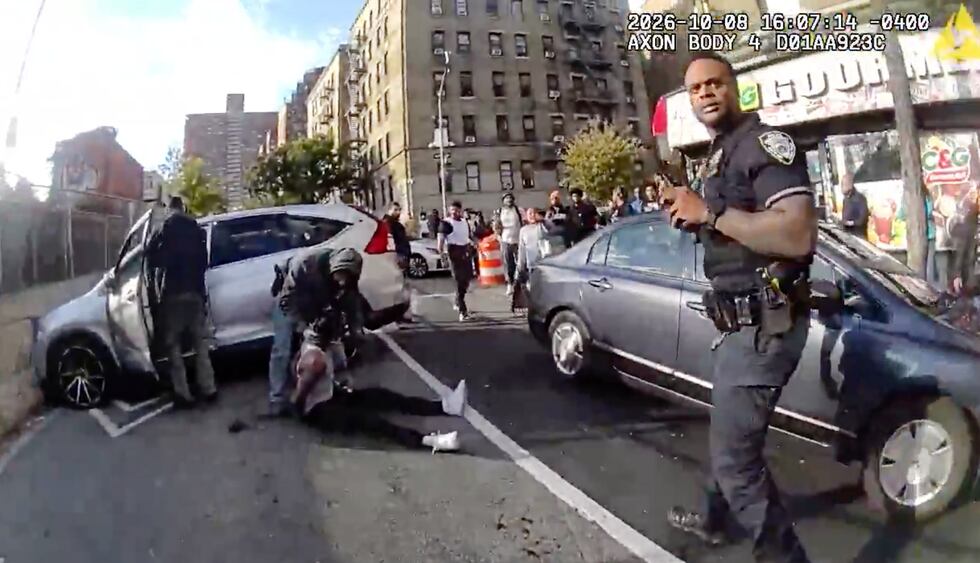 En esta imagen, tomada de un video de la cámara corporal de un agente y difundida por el...