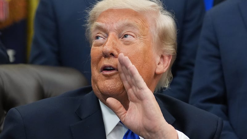 El presidente Donald Trump habla con los periodistas en el Despacho Oval de la Casa Blanca, el...