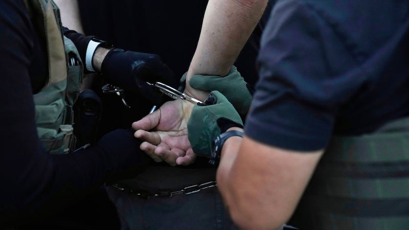 ARCHIVO – Agentes del Servicio de Inmigración y Control de Aduanas (ICE, por sus siglas en...