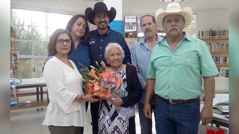 Señora Socorro de Odessa festeja su cumpleaños, celebrando sus ciento y cuatro años de edad.