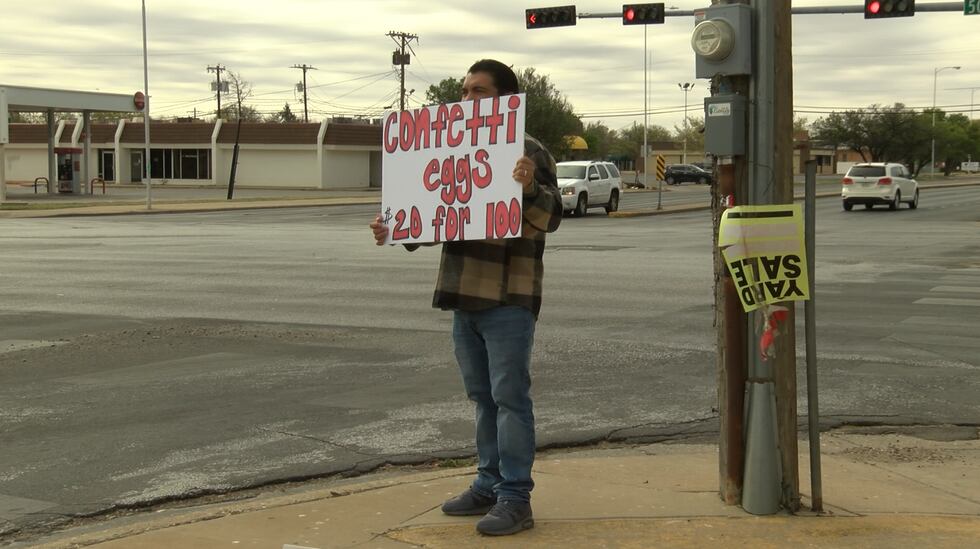 Su familia le ayuda a vender en la intersección de la calle 50 y la avenida University cada...