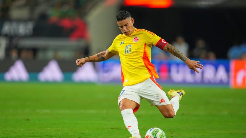ARCHIVO - Foto del 11 de octubre del2 025, el colombiano James Rodríguez patea el balón en un...