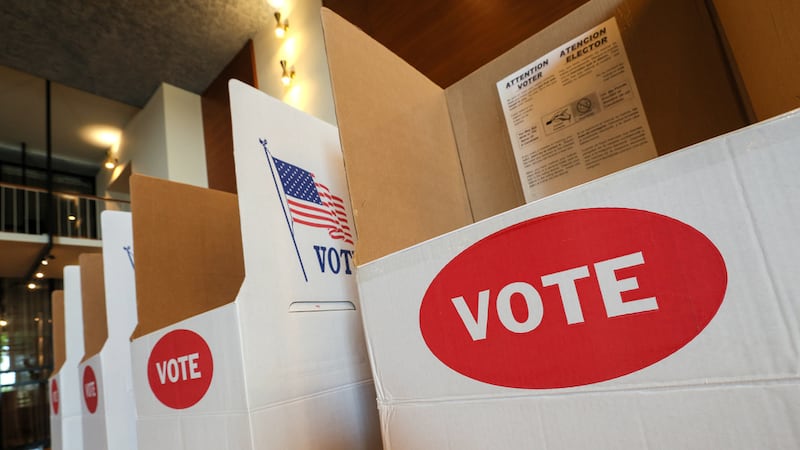 Cabinas de votación en un centro electoral ubicado dentro de la Iglesia Metodista de San...
