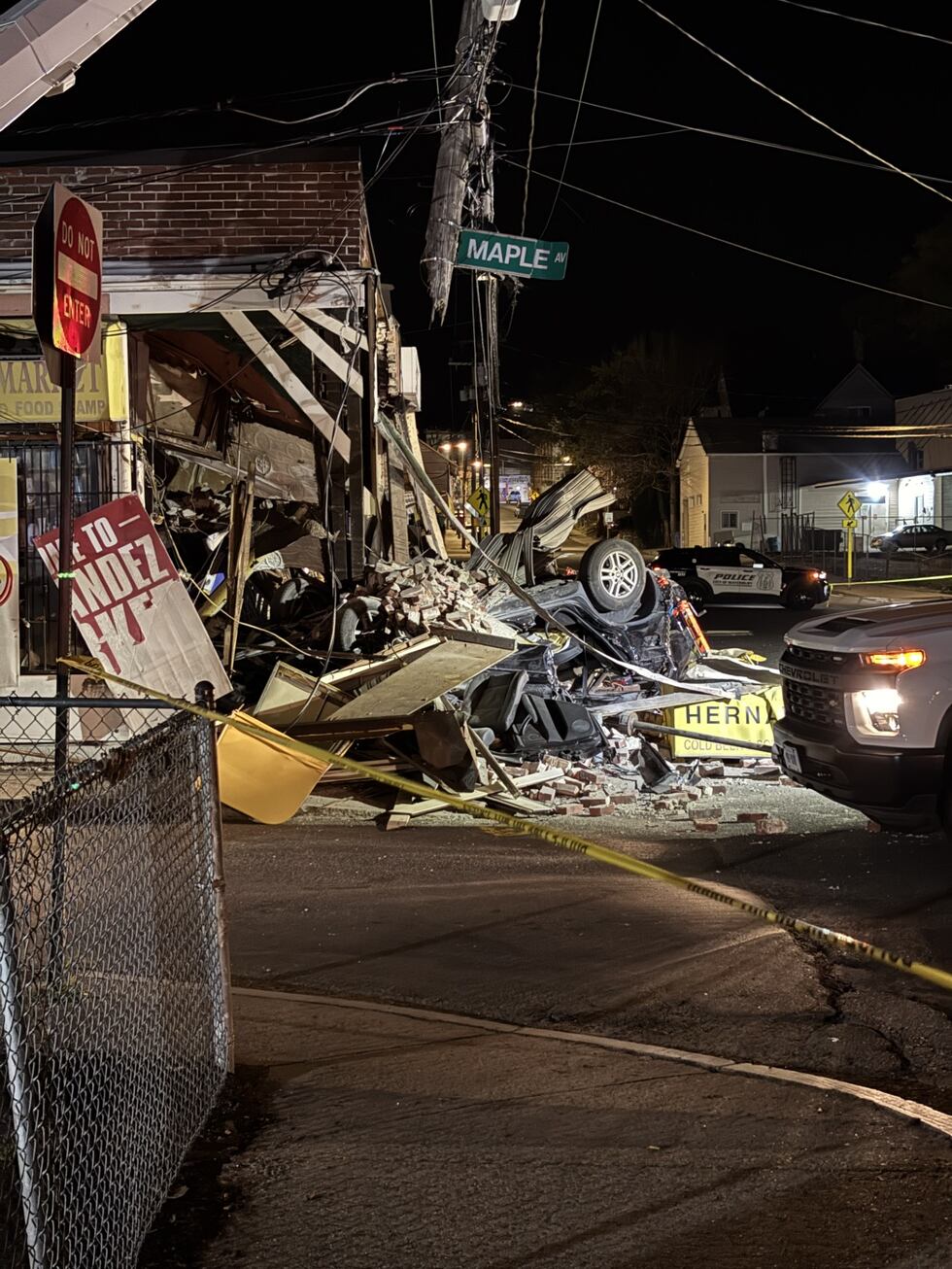 Cuatro muertos, incluidos tres hermanos, a bordo de auto que se estrelló contra tienda hispana