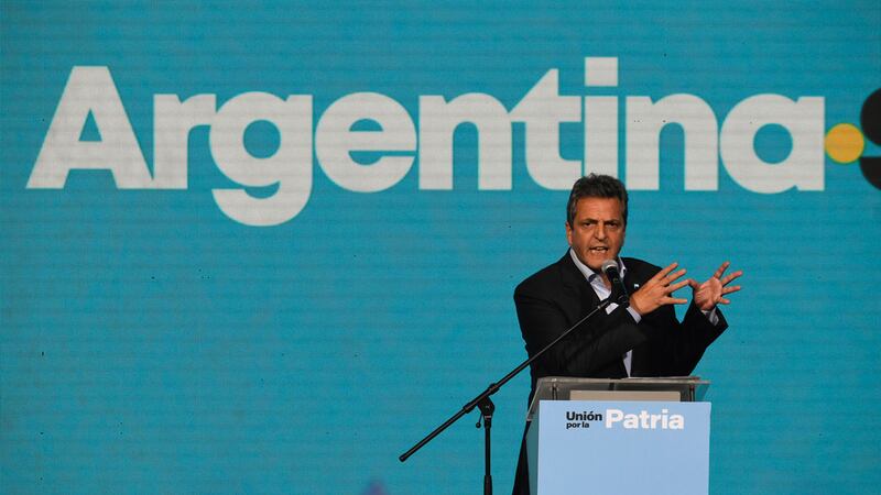 Sergio Massa, ministro de Economía y candidato presidencial del partido gobernante, habla con...