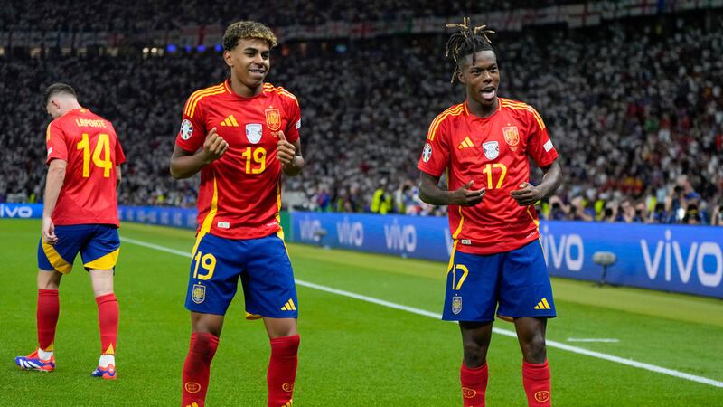 Nico Williams con su compañero de la selección de España Lamine Yamal tras anotar en la final...