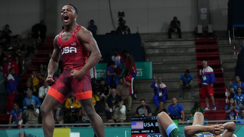 El estadounidense Kamal Bey celebra tras ganar la medalla de oro al vencer al brasileño...