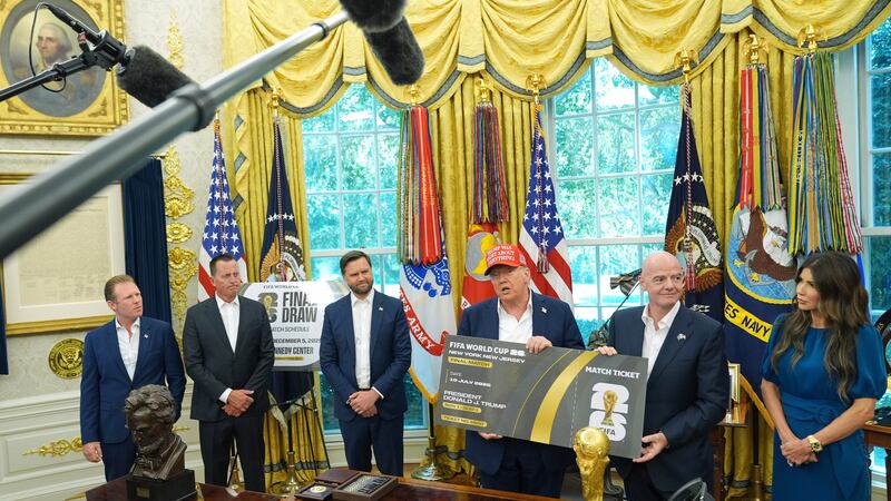 ARCHIVO - Fotodel 22 de agosto del 2025, el presidente Donald Trump habla en la Oficina Oval...