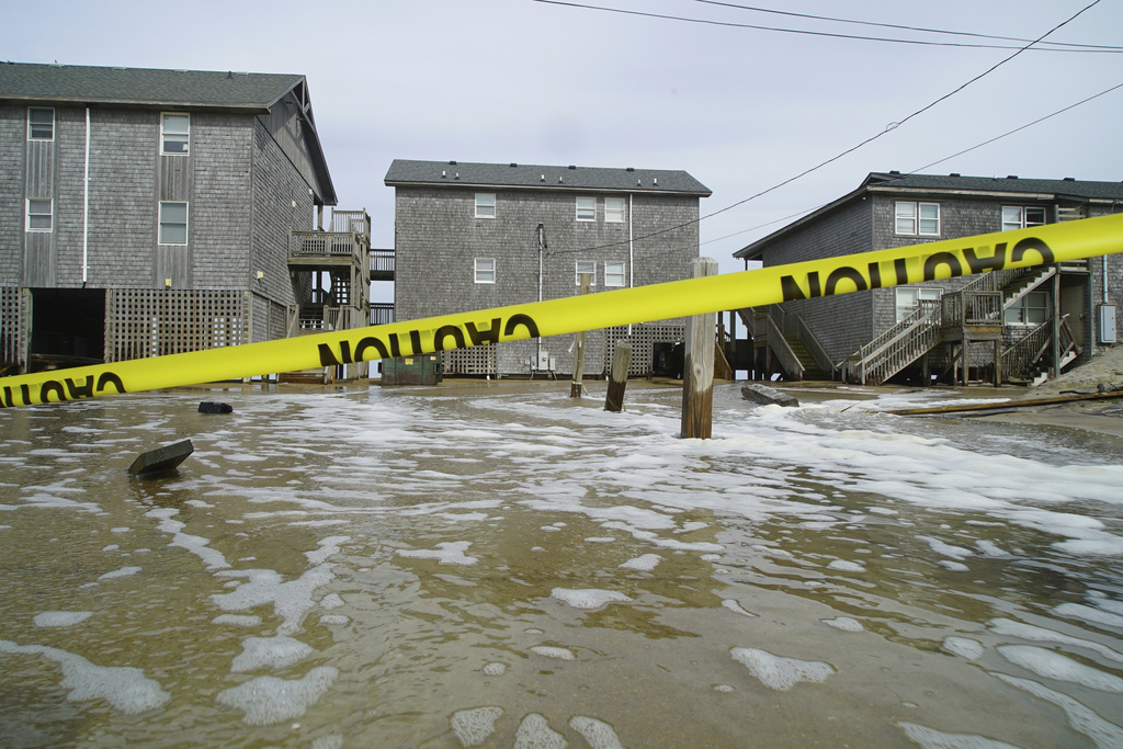 Agua de mar desplazada por el huracán Erin se ve bajo el motel Cape Hatteras en Bixton,...