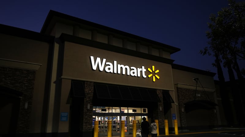 Una familia entra en una tienda Walmart en La Habra, California, el miércoles 9 de abril de...