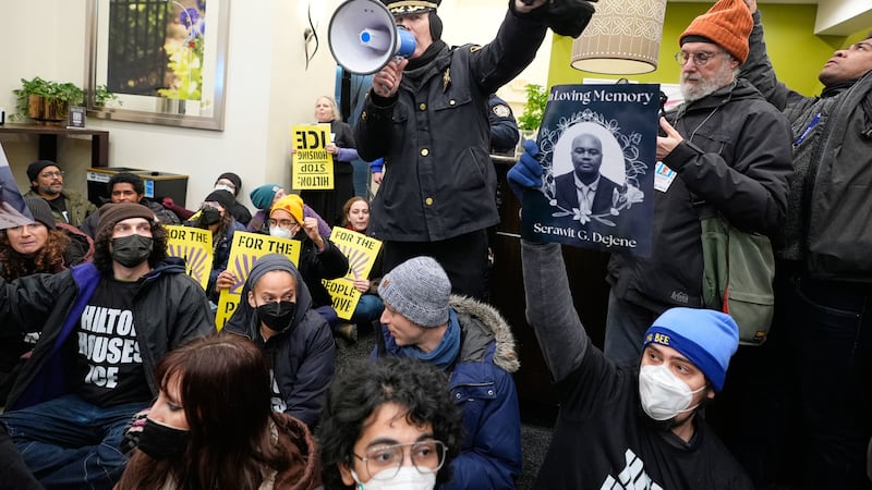 Un agente de la policía hace un anuncio de arrestos inminentes durante una protesta en el...