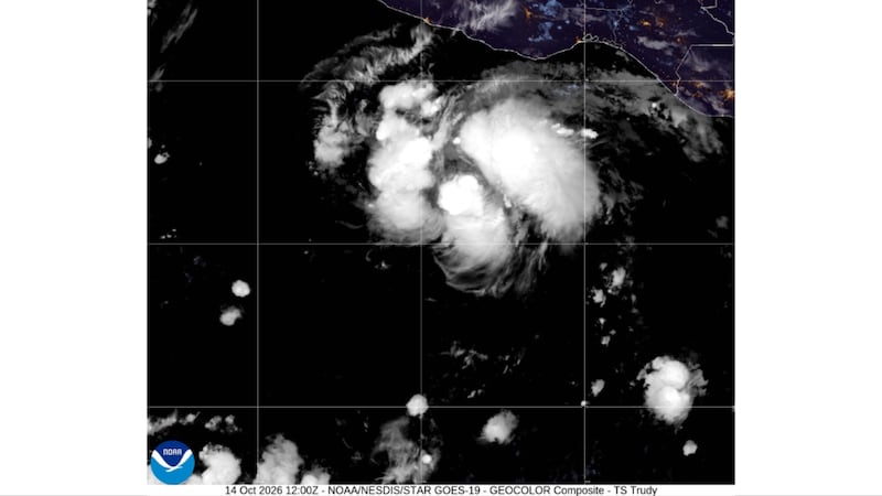 Esta imagen por satélite de la Oficina Nacional de Administración Oceánica y Atmosférica de...