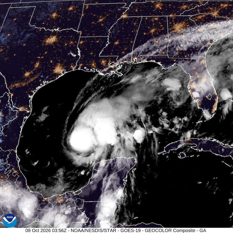 La tormenta tropical Isaías se fortalece y se convierte en huracán .