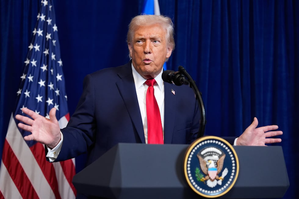 El presidente Donald Trump habla durante una conferencia de prensa con el primer ministro...