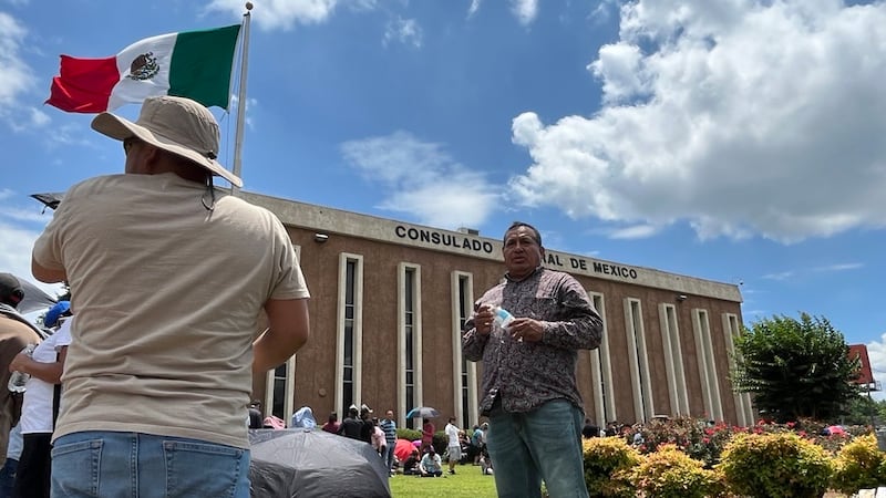 Ciudadanos mexicanos esperan en fila para votar en las elecciones presidenciales de su país en...