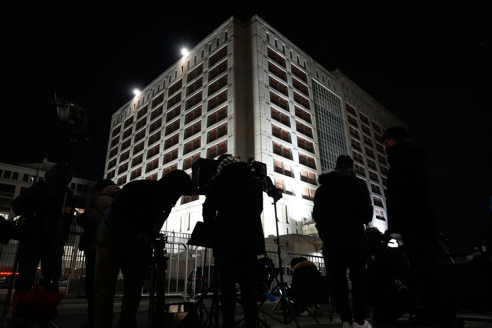 Miembros de los medios se reúnen frente al Centro de Detención Metropolitano donde está...