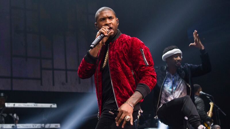 ARCHIVO - Usher durante un concierto en la arena Barclays Center en Nueva York, el 27 de...
