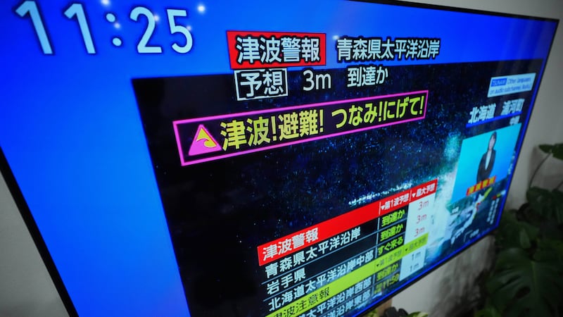 Una alerta de tsunami se muestra en un televisor en Yokohama, cerca de Tokio, el lunes 8 de...