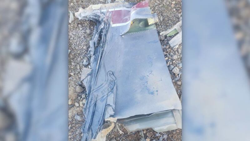 Esta imagen de medios estatales iraníes muestra lo que se cree son fragmentos de una aeronave...