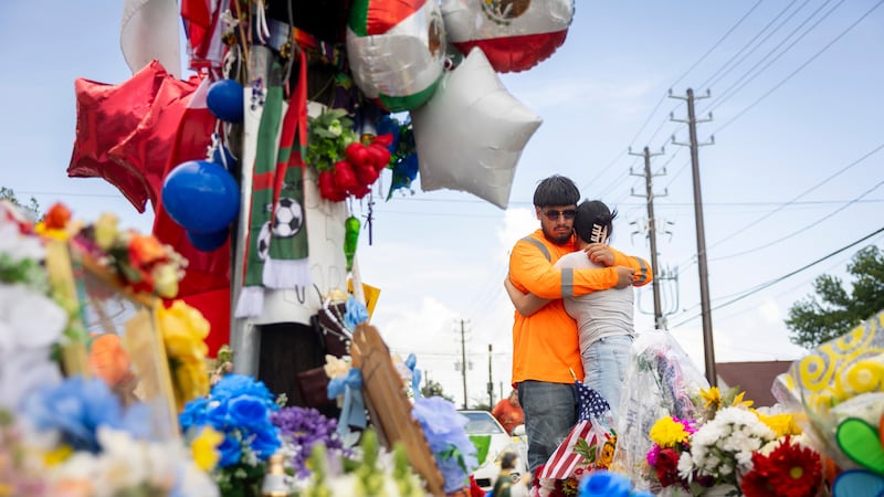 Albert Salgado es consolado por su novia en el lugar donde su tío Lorenzo Salgado Araujo fue...