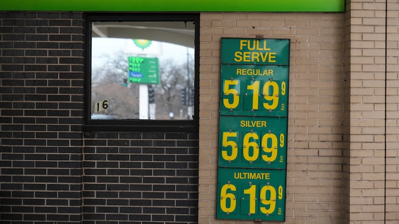 Los precios de la gasolina en una gasolinera en Chicago el 24 de marzo del 2026. (AP...