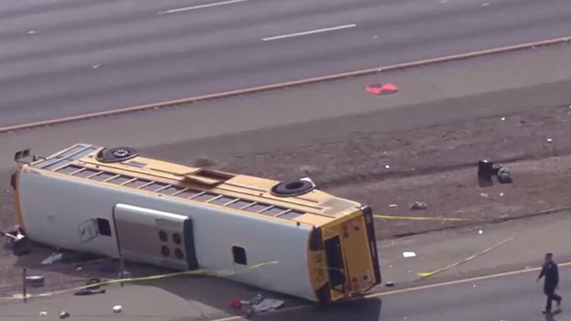 Iban 35 estudiantes y cinco adutos a bordo, incluyendo el conductor de autobús escolar y...