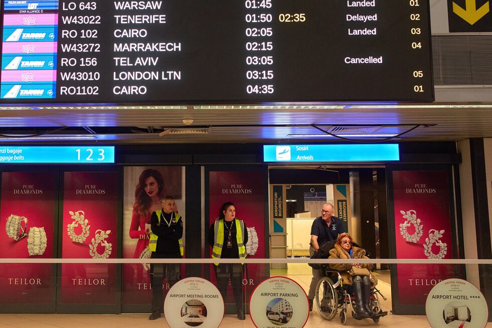 Una pantalla que muestra vuelos cancelados en el Aeropuerto Internacional Henri Coanda en...