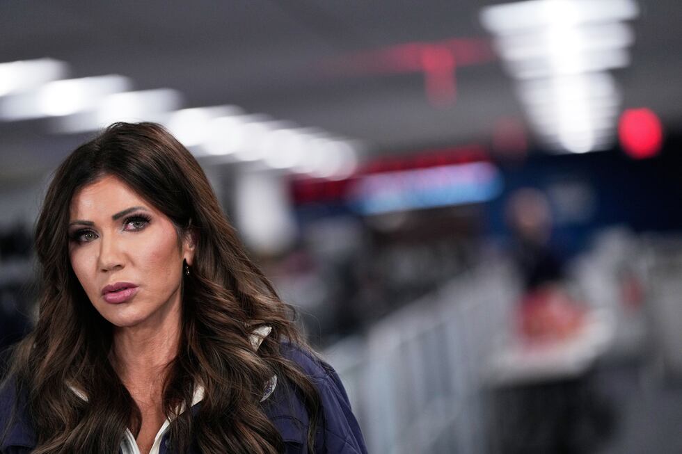 La secretaria de Seguridad Nacional de EEUU, Kristi Noem, habla durante una rueda de prensa en...