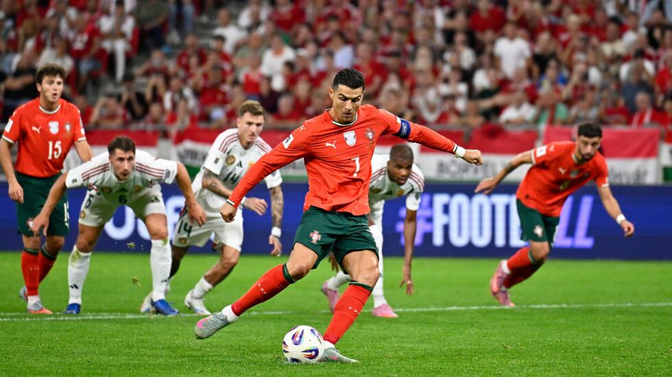 ARCHIVO - Cristiano Ronaldo, de Portugal, anota desde el punto penal durante un partido de...