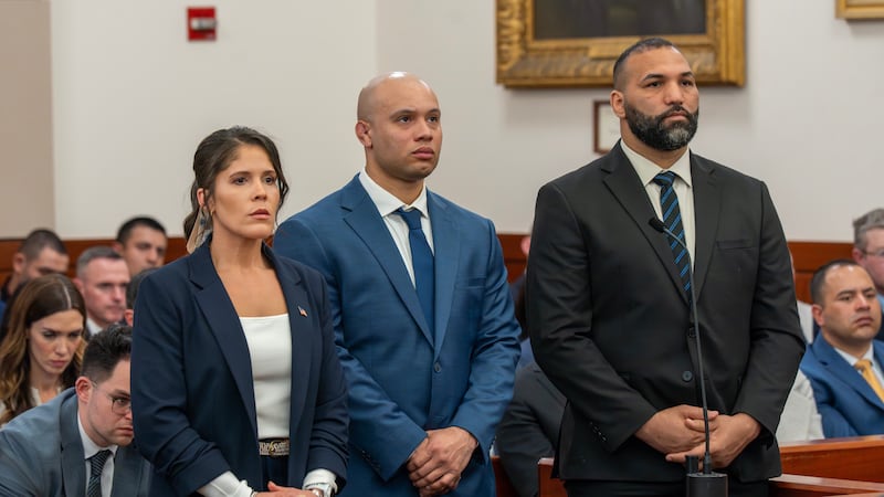 La teniente Jennifer Penton y de izquierda a derecha los policías David Montanez y Edwin...