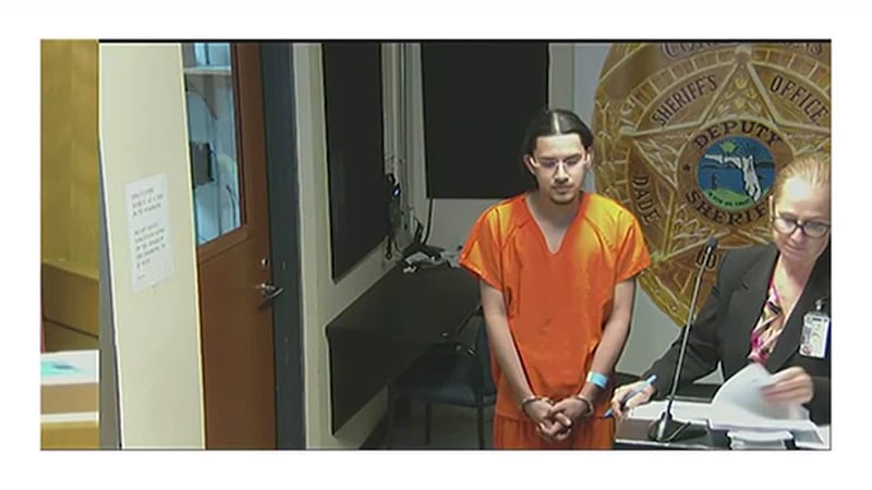 Arrestado por disparar desde su casa en Año Nuevo. En la acusación contra Christopher...