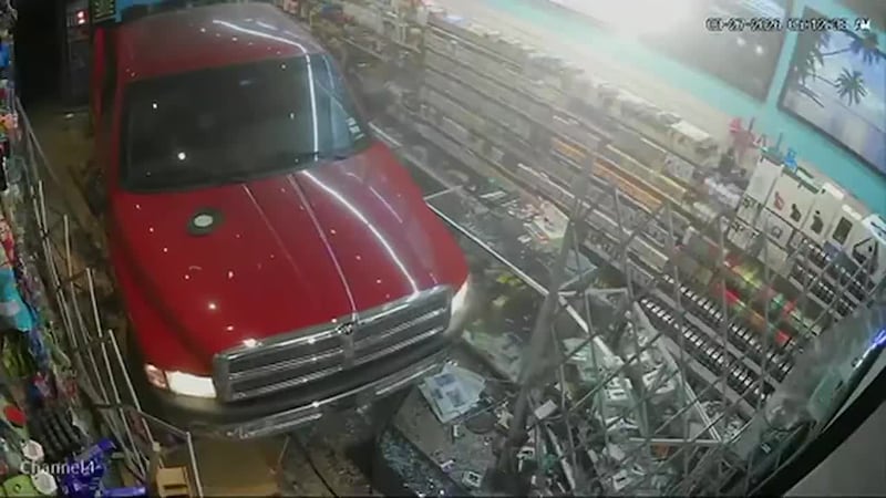 Camioneta retrocede a toda velocidad y choca contra tienda de vapeo, destruyendo todo a su...