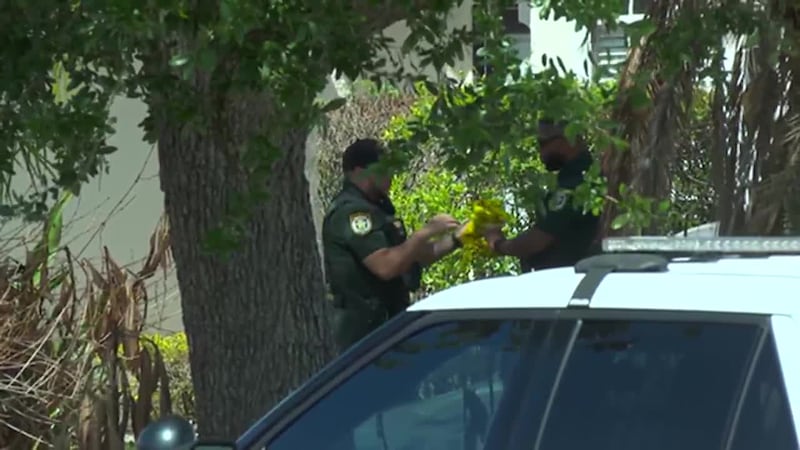 Llamó a la policía para reportar que fue baleado por su padre en el garaje de su casa, según...