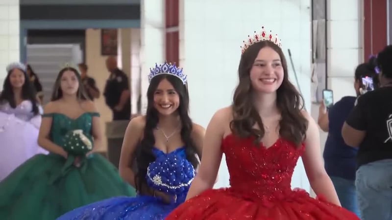 ‘Es más que un vestido’: Estudiantes de la preparatoria Harker Heights celebran el mes de la...